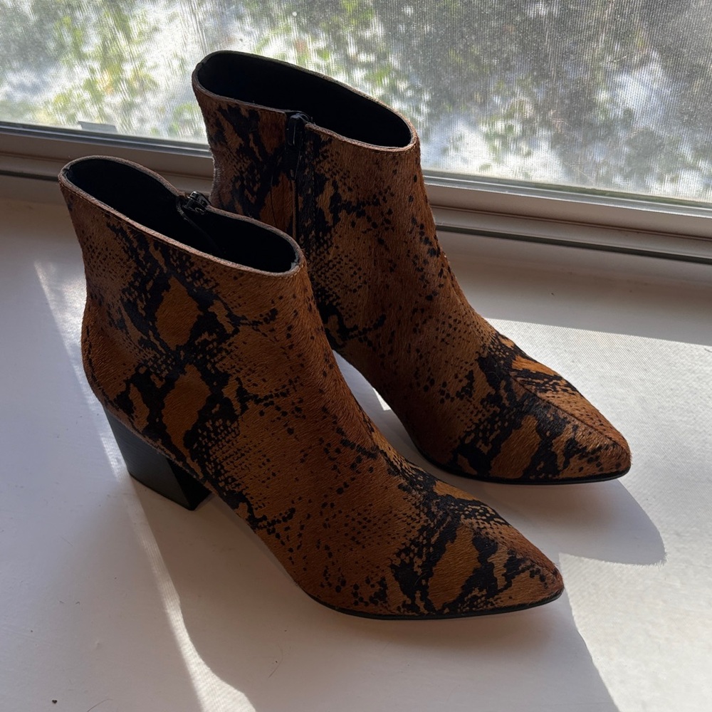 Huma Blanco Vania Golden Snake Pattern Ankle Boots